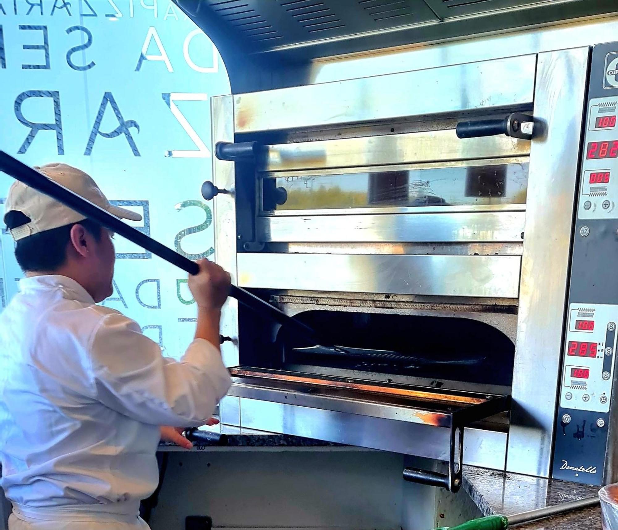 Monchique Resort - Activities Included Extérieur photo A pizzaiolo baking a pizza in a wood-fired oven
