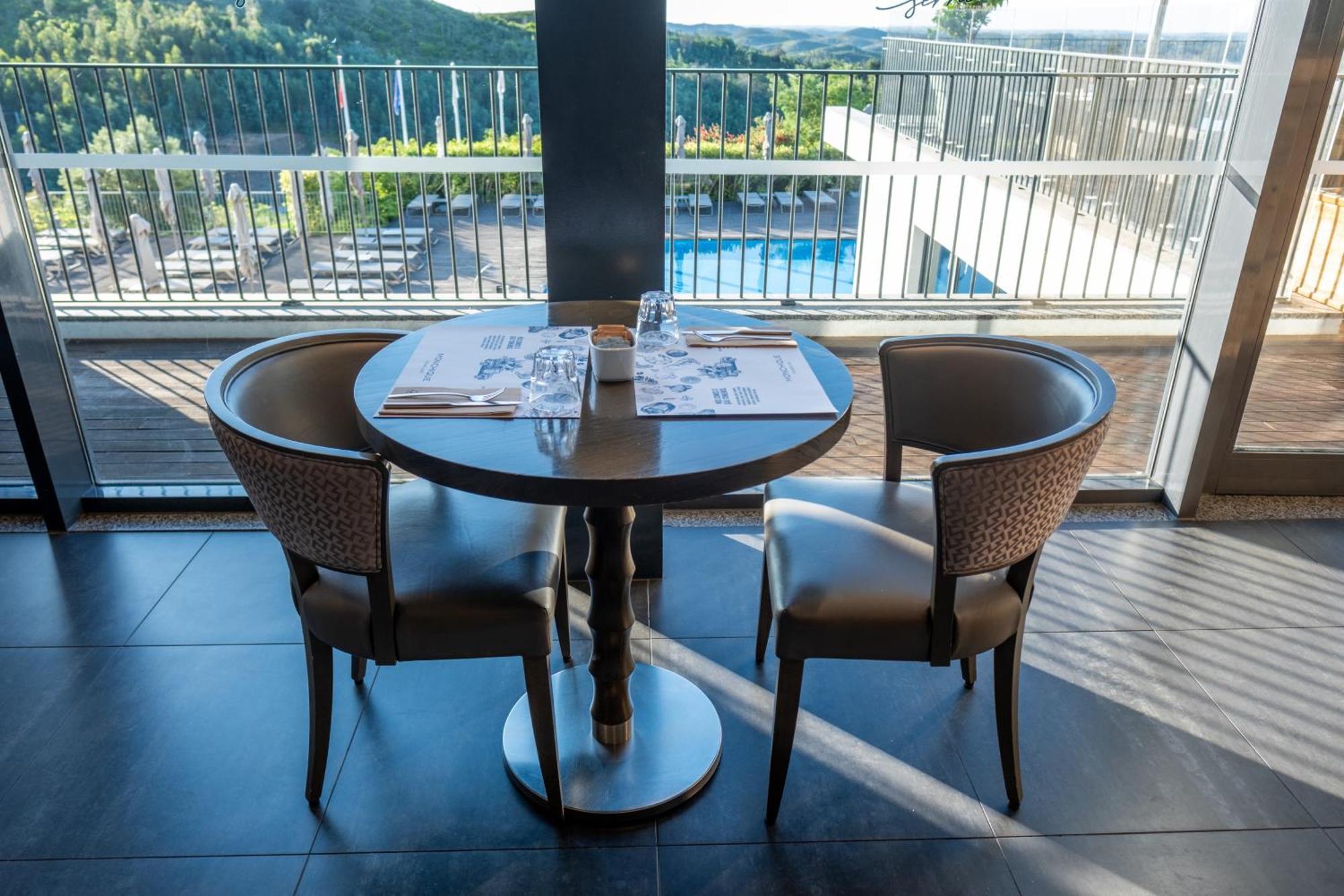 Monchique Resort - Activities Included Extérieur photo A table and chairs